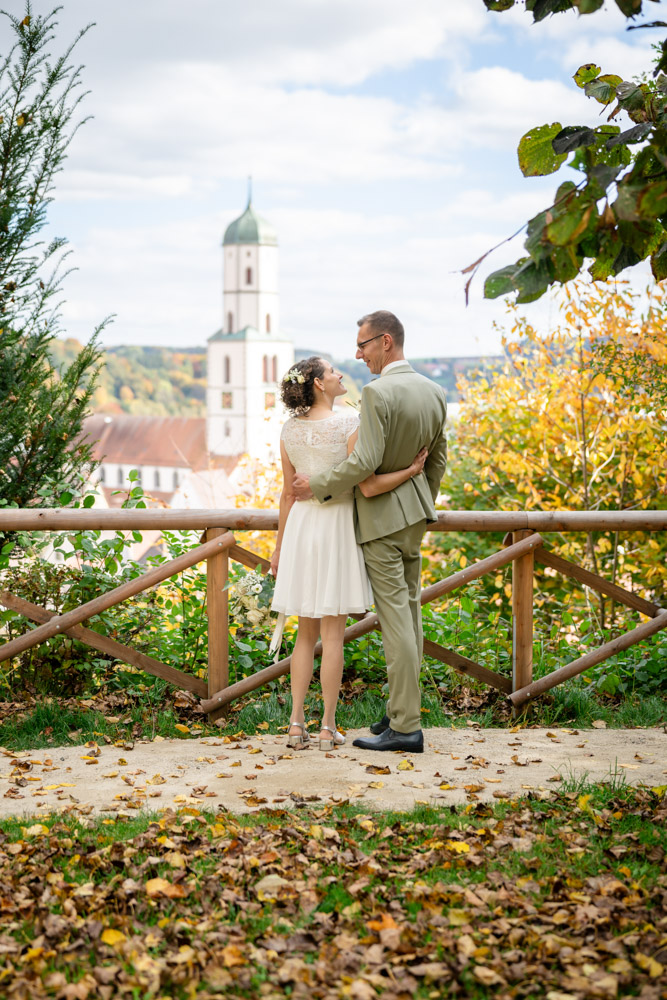 Brautpaar von hinten umarmt und sich anschauend mit der Altstadt Biberach im Hintergrund auf dem Gigelberg