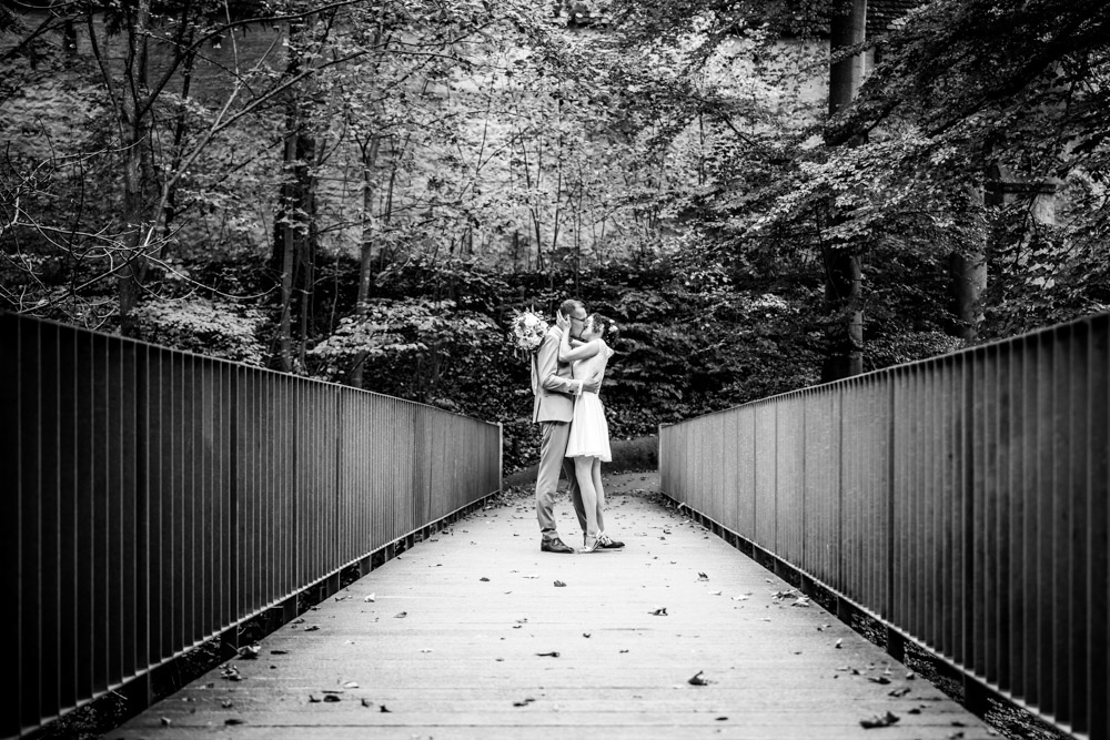 Brautpaar sich küssend auf einer Brücke auf dem Gigelberg in Biberach